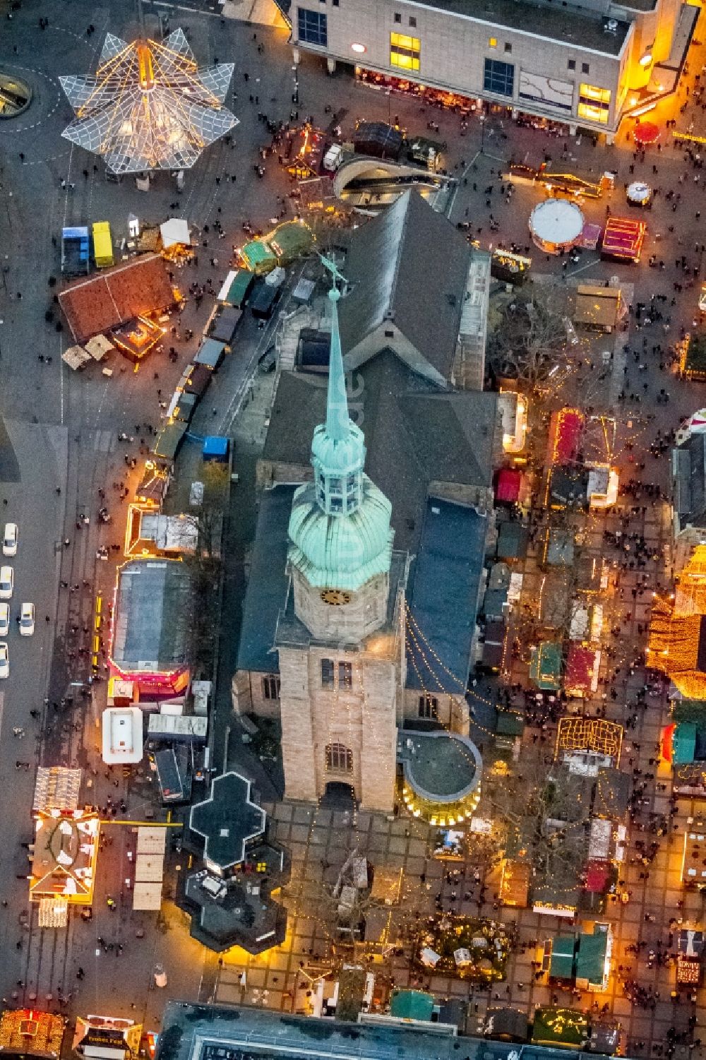 Nacht-Luftaufnahme Dortmund - Nachtaufnahme Weihnachtsmarkt an der Kirche St. Reinoldi, auch Reinoldikirche in der Innenstadt von Dortmund im Bundesland Nordrhein-Westfalen NRW