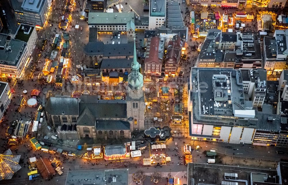 Dortmund bei Nacht von oben - Nachtaufnahme Weihnachtsmarkt an der Kirche St. Reinoldi, auch Reinoldikirche in der Innenstadt von Dortmund im Bundesland Nordrhein-Westfalen NRW