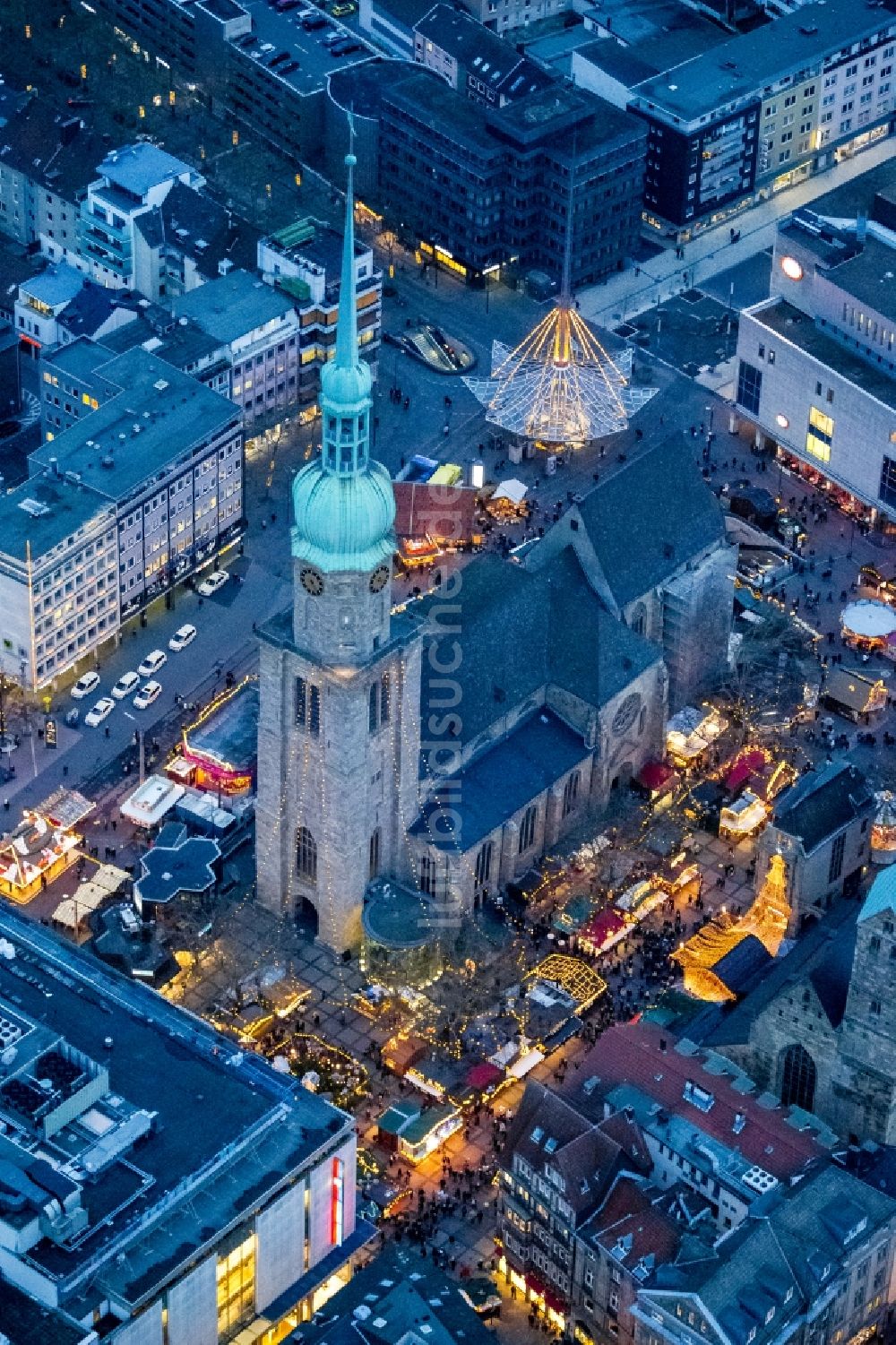 Dortmund bei Nacht aus der Vogelperspektive: Nachtaufnahme Weihnachtsmarkt an der Kirche St. Reinoldi, auch Reinoldikirche in der Innenstadt von Dortmund im Bundesland Nordrhein-Westfalen NRW