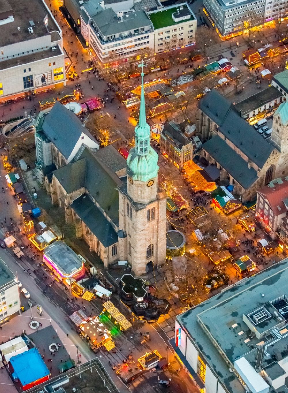 Nacht-Luftaufnahme Dortmund - Nachtaufnahme Weihnachtsmarkt an der Kirche St. Reinoldi, auch Reinoldikirche in der Innenstadt von Dortmund im Bundesland Nordrhein-Westfalen NRW