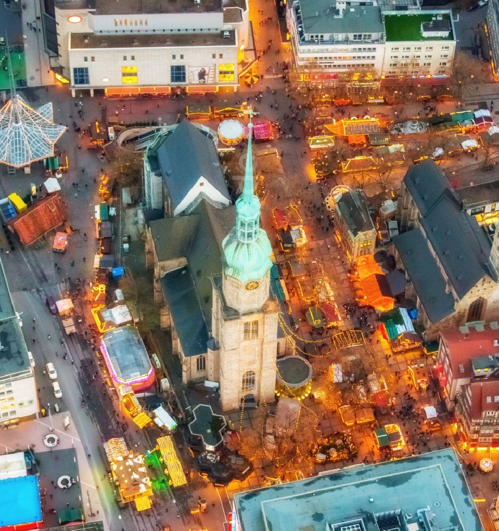 Dortmund bei Nacht von oben - Nachtaufnahme Weihnachtsmarkt an der Kirche St. Reinoldi, auch Reinoldikirche in der Innenstadt von Dortmund im Bundesland Nordrhein-Westfalen NRW