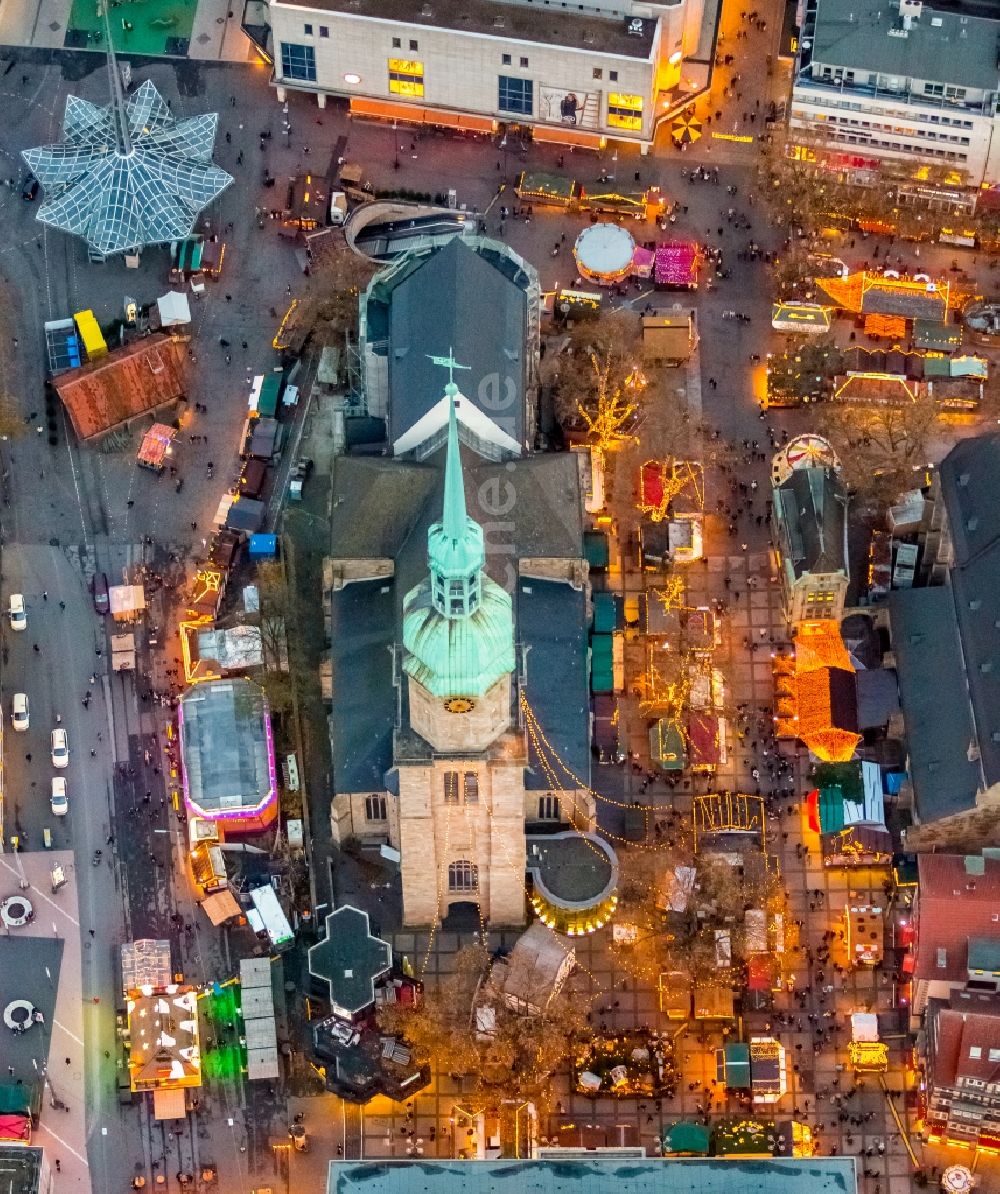 Dortmund bei Nacht aus der Vogelperspektive: Nachtaufnahme Weihnachtsmarkt an der Kirche St. Reinoldi, auch Reinoldikirche in der Innenstadt von Dortmund im Bundesland Nordrhein-Westfalen NRW