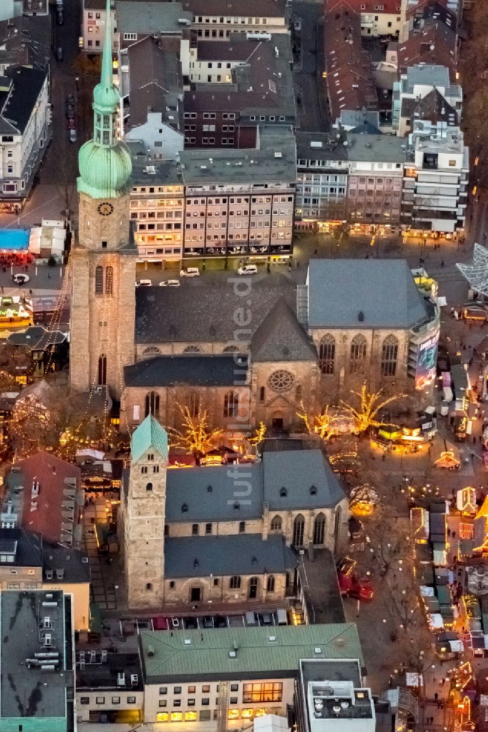 Nachtluftbild Dortmund - Nachtaufnahme Weihnachtsmarkt an der Kirche St. Reinoldi, auch Reinoldikirche in der Innenstadt von Dortmund im Bundesland Nordrhein-Westfalen NRW