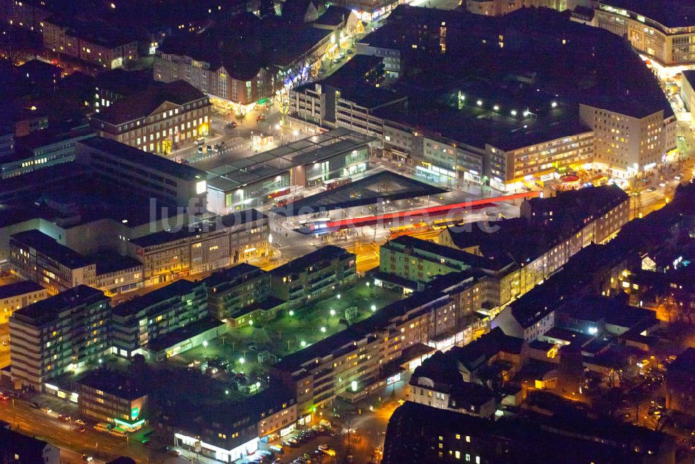 Bottrop bei Nacht von oben - Nachtaufnahme des ZOB in Bottrop ( Berliner Platz ) in Nordrhein-Westfalen