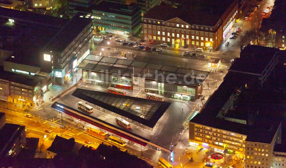 Bottrop bei Nacht aus der Vogelperspektive: Nachtaufnahme des ZOB in Bottrop ( Berliner Platz ) in Nordrhein-Westfalen