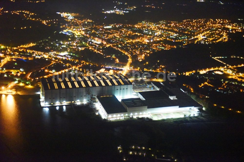 Wismar bei Nacht von oben - Nachtbeleuchtung am Werftgelände der MV Werften Wismar in Wismar im Bundesland Mecklenburg-Vorpommern, Deutschland