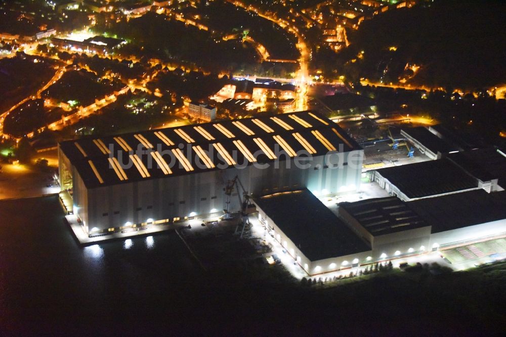 Nacht-Luftaufnahme Wismar - Nachtbeleuchtung am Werftgelände der MV Werften Wismar in Wismar im Bundesland Mecklenburg-Vorpommern, Deutschland