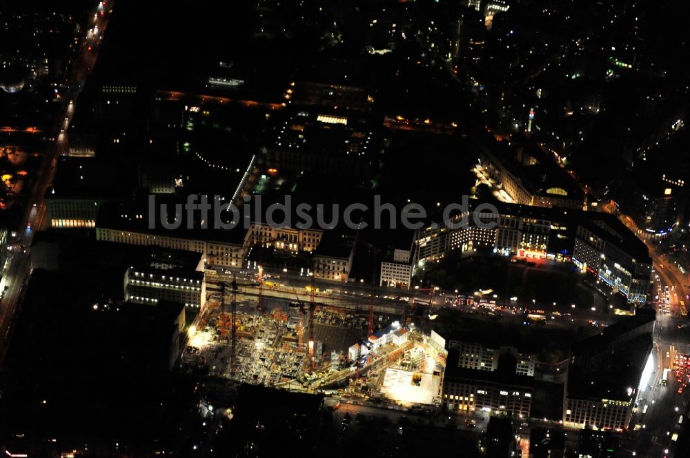 Nacht-Luftaufnahme Berlin - Nachtblick auf die Baustelle des geplanten Einkaufszentrums auf dem ehemaligen Wertheim Gelände am Leipziger Platz im Bezirk Mitte in Berlin