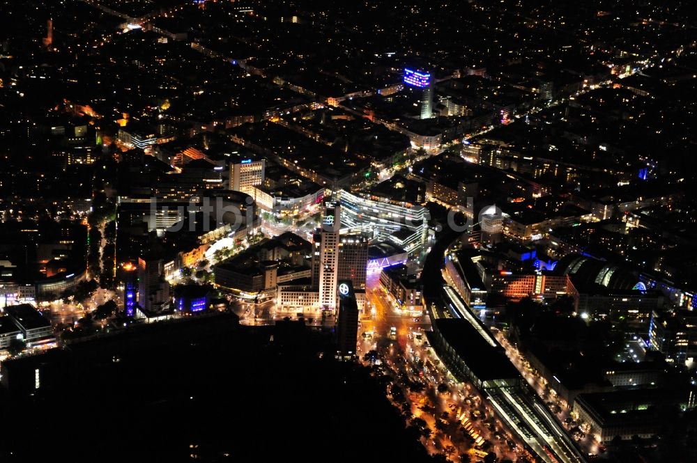 Nacht-Luftaufnahme Berlin - Nachtblick auf den Hardenbergplatz und den Bahnhof Zoo im Bezirk Charlottenburg in Berlin