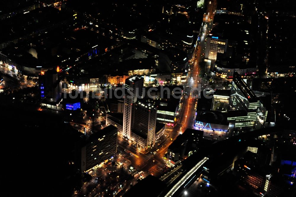 Berlin bei Nacht von oben - Nachtblick auf den Hardenbergplatz und den Bahnhof Zoo im Bezirk Charlottenburg in Berlin