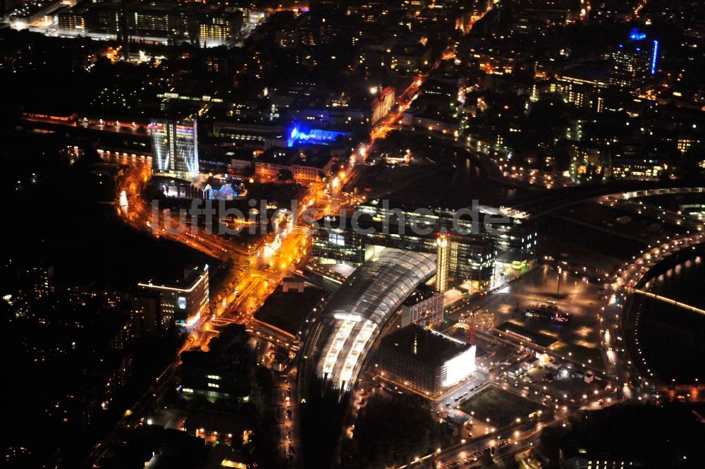 Berlin bei Nacht aus der Vogelperspektive: Nachtblick auf den Hauptbahnhof im Bezirk Tiergarten in Berlin