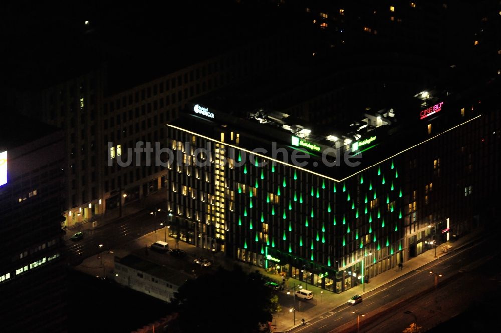 Nacht-Luftaufnahme Berlin - Nachtblick auf das Holiday Inn Berlin Centre – Alexanderplatz Hotel im Bezirk Mitte in Berlin