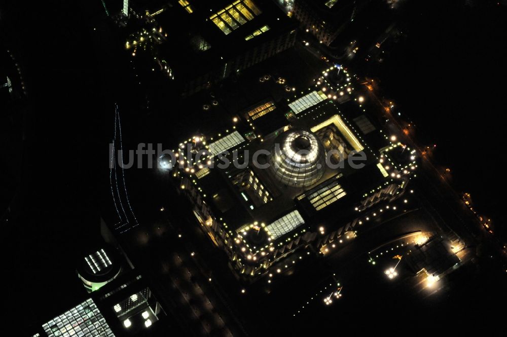 Nachtluftbild Berlin - Nachtblick auf den Reichstag im Bezirk Mitte in Berlin