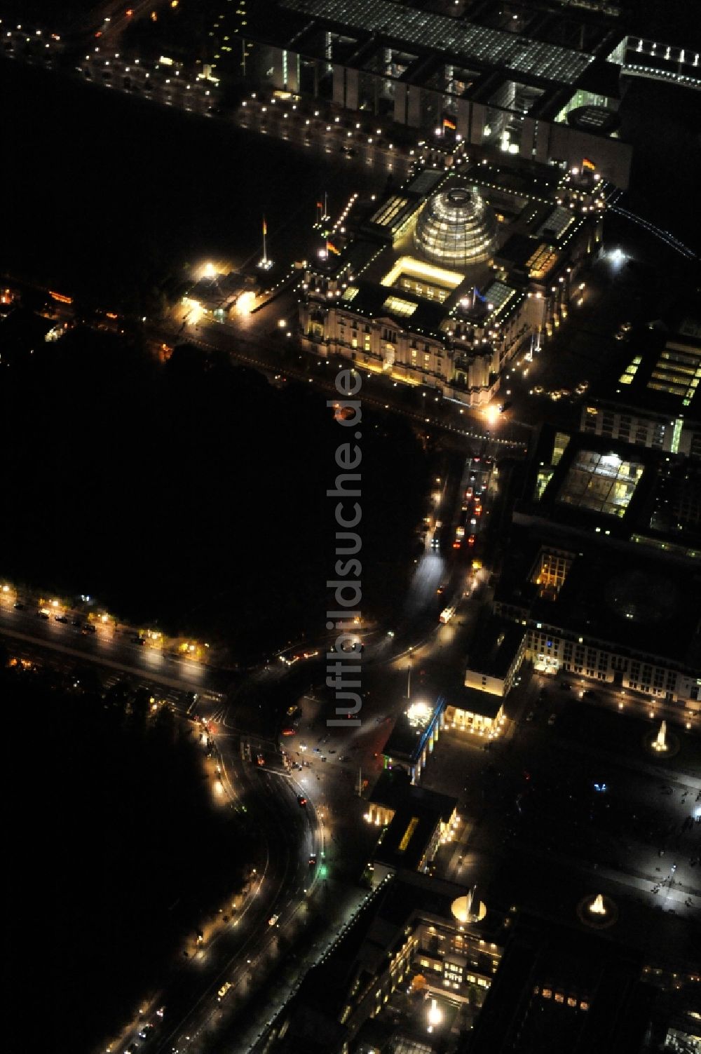 Nachtluftbild Berlin - Nachtblick auf den Reichstag im Bezirk Mitte in Berlin