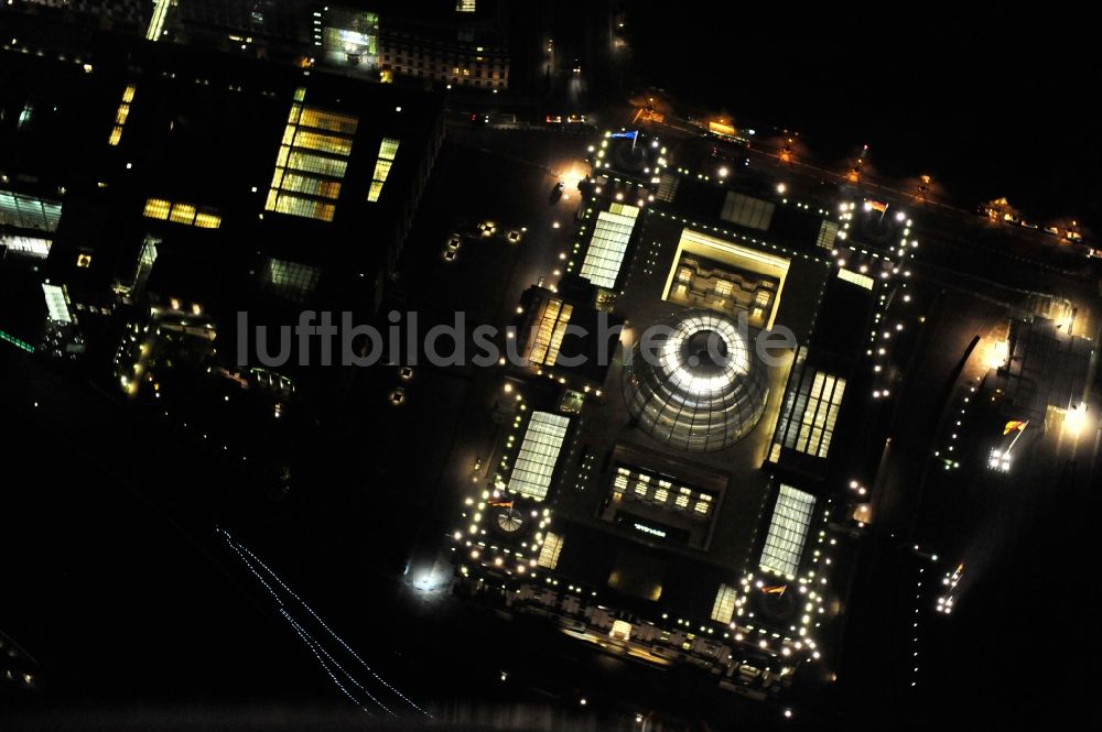 Nacht-Luftaufnahme Berlin - Nachtblick auf den Reichstag im Bezirk Mitte in Berlin