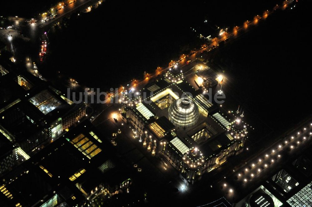 Berlin bei Nacht von oben - Nachtblick auf den Reichstag im Bezirk Mitte in Berlin