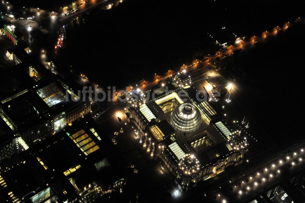 Berlin bei Nacht aus der Vogelperspektive: Nachtblick auf den Reichstag im Bezirk Mitte in Berlin