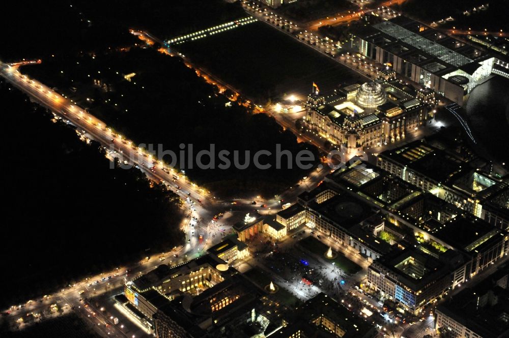 Berlin bei Nacht aus der Vogelperspektive: Nachtblick auf den Reichstag und das Brandenburger Tor im Bezirk Mitte in Berlin