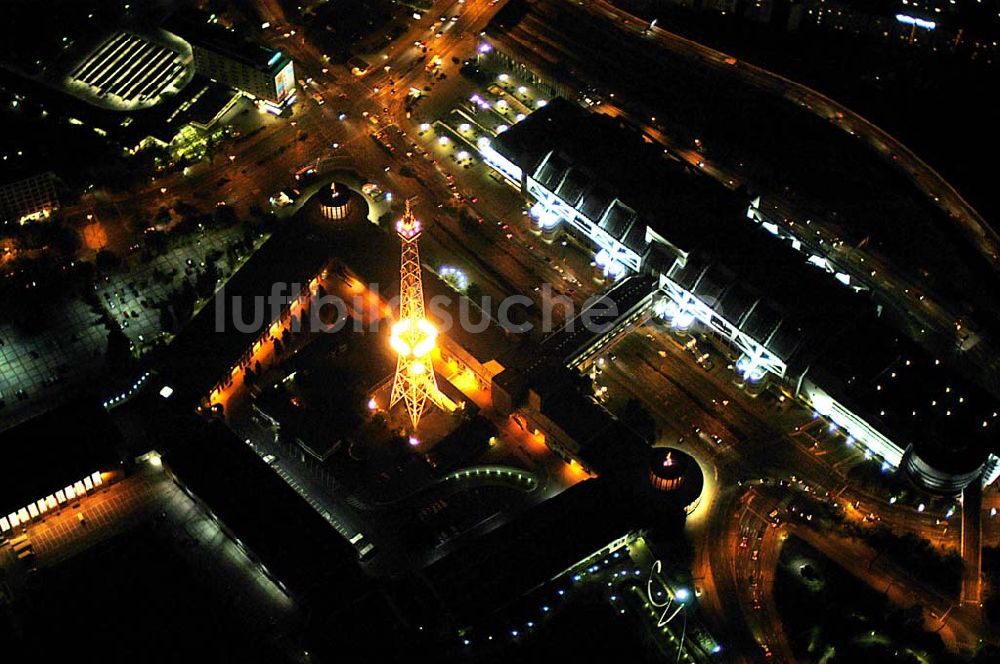 Berlin bei Nacht aus der Vogelperspektive: Nachtflug über den Berliner Funkturm