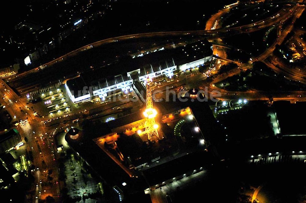 Berlin bei Nacht aus der Vogelperspektive: Nachtflug über den Berliner Funkturm