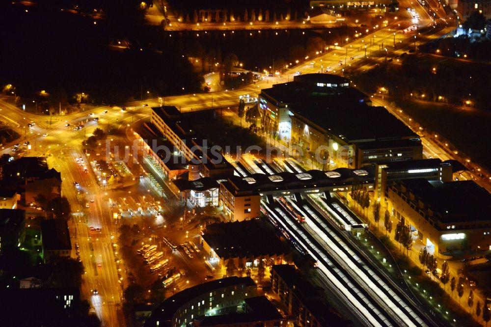 Potsdam bei Nacht von oben - Nachtlauftbild vom Hauptbahnhof in Potsdam im Bundesland Brandenburg