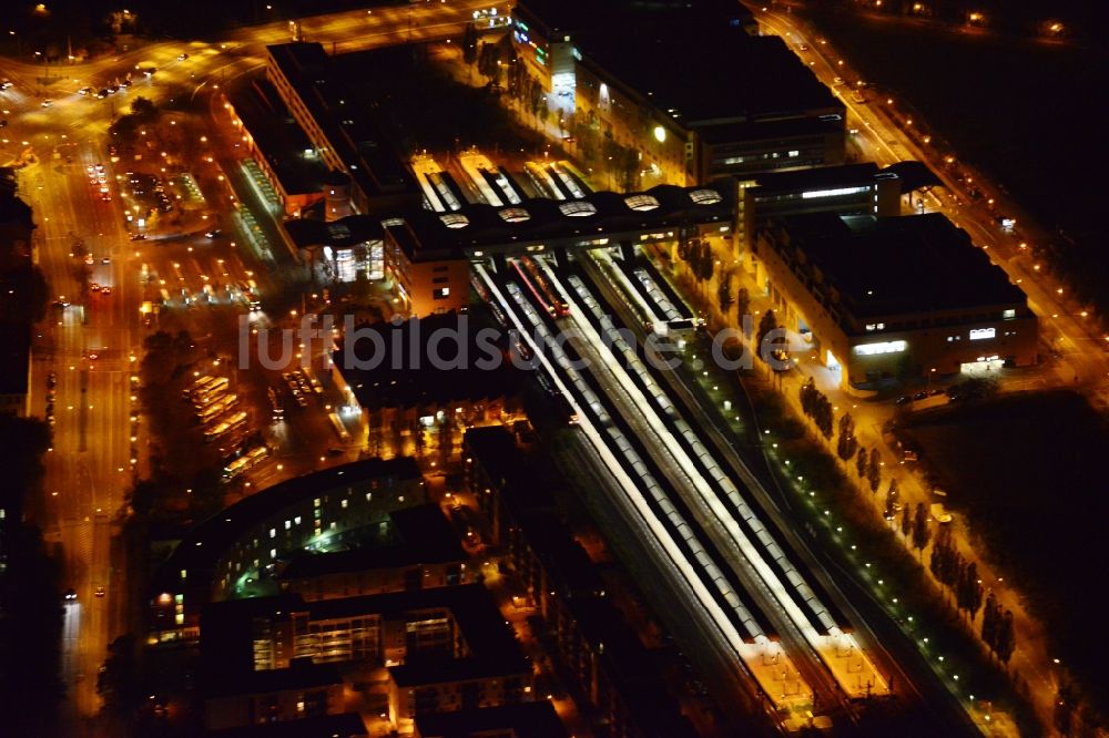 Potsdam bei Nacht aus der Vogelperspektive: Nachtlauftbild vom Hauptbahnhof in Potsdam im Bundesland Brandenburg