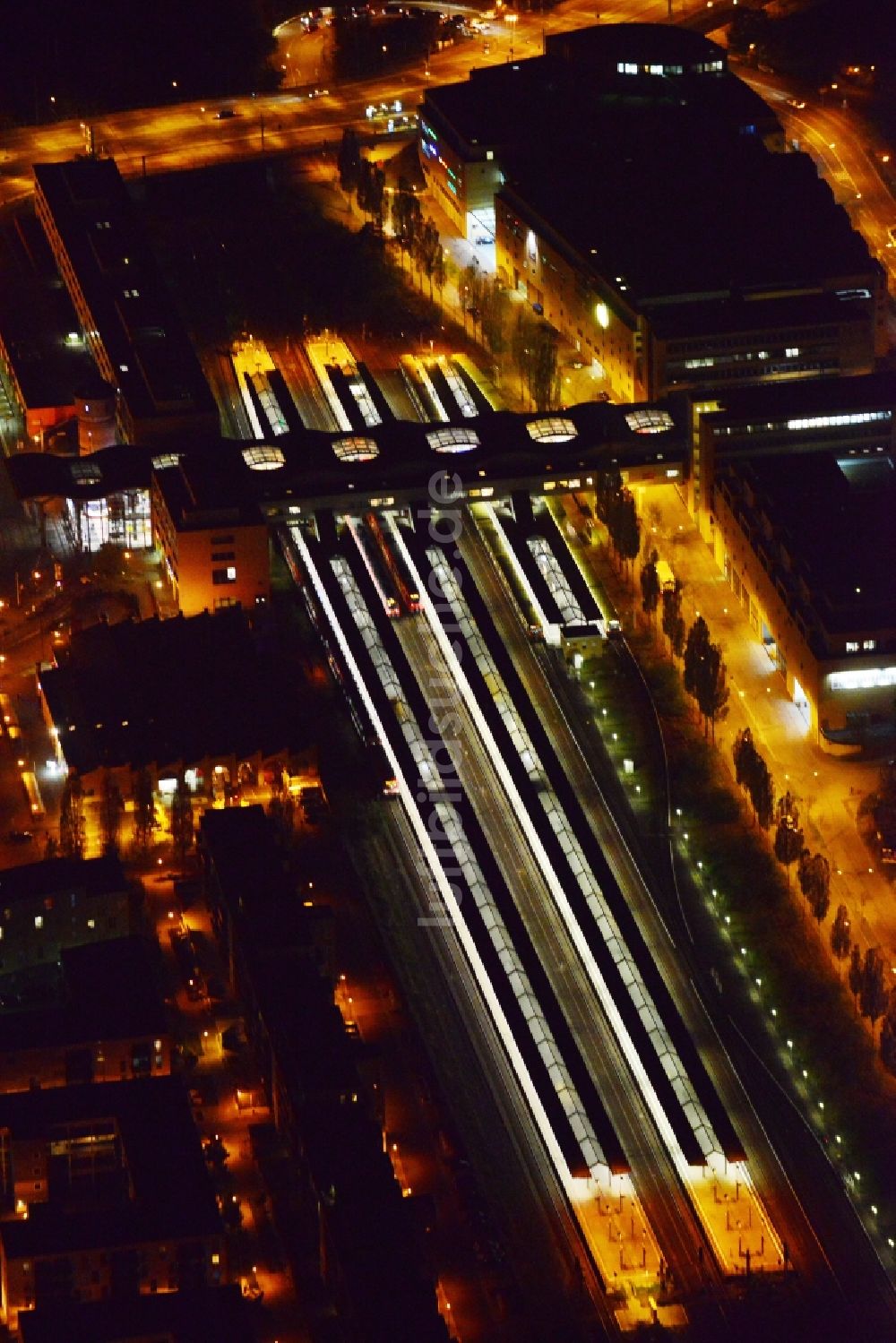 Nachtluftbild Potsdam - Nachtlauftbild vom Hauptbahnhof in Potsdam im Bundesland Brandenburg