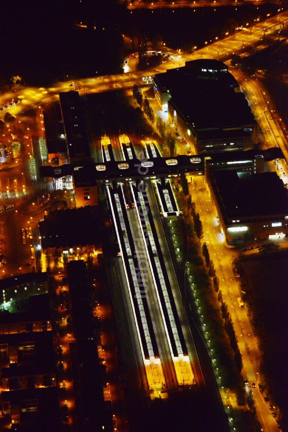 Nacht-Luftaufnahme Potsdam - Nachtlauftbild vom Hauptbahnhof in Potsdam im Bundesland Brandenburg