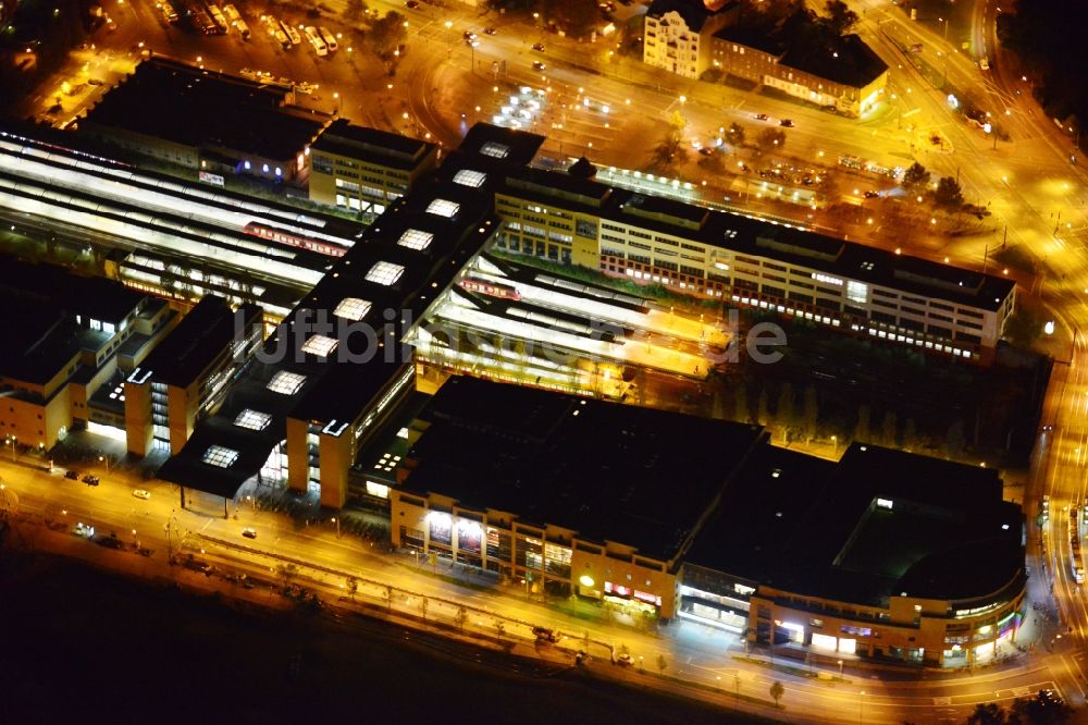 Potsdam bei Nacht von oben - Nachtlauftbild vom Hauptbahnhof in Potsdam im Bundesland Brandenburg