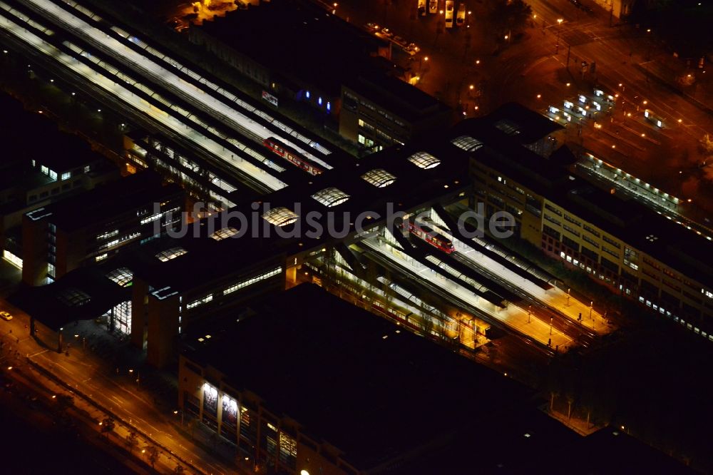 Potsdam bei Nacht aus der Vogelperspektive: Nachtlauftbild vom Hauptbahnhof in Potsdam im Bundesland Brandenburg