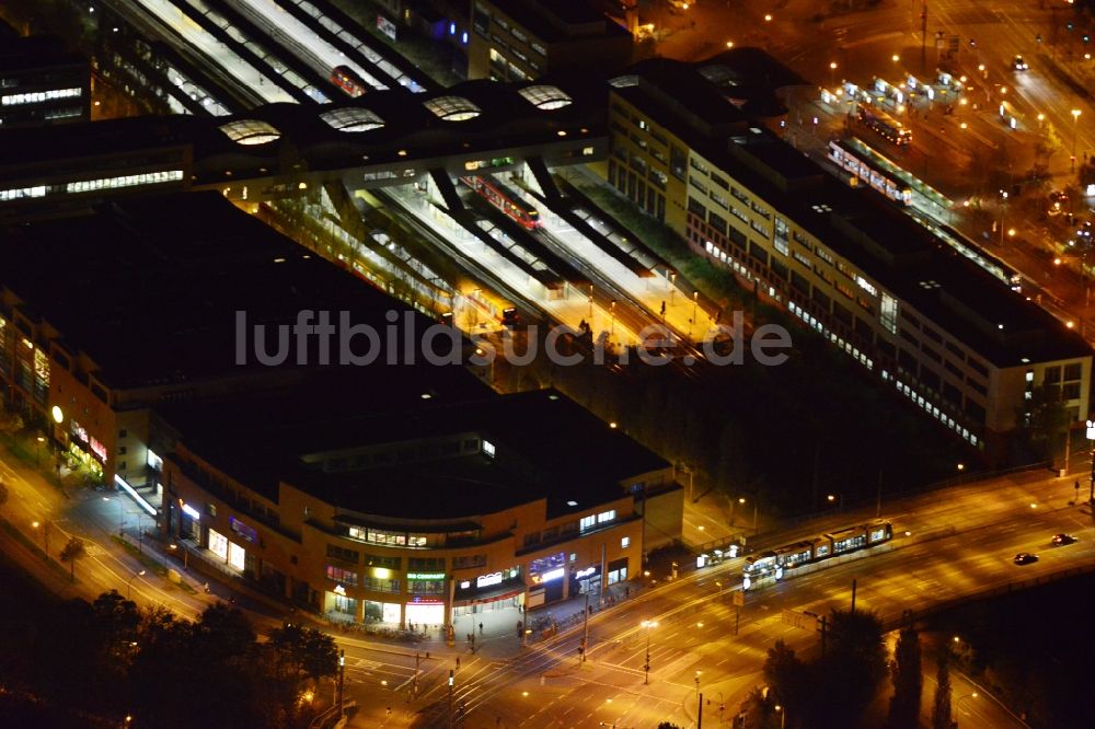 Nachtluftbild Potsdam - Nachtlauftbild vom Hauptbahnhof in Potsdam im Bundesland Brandenburg