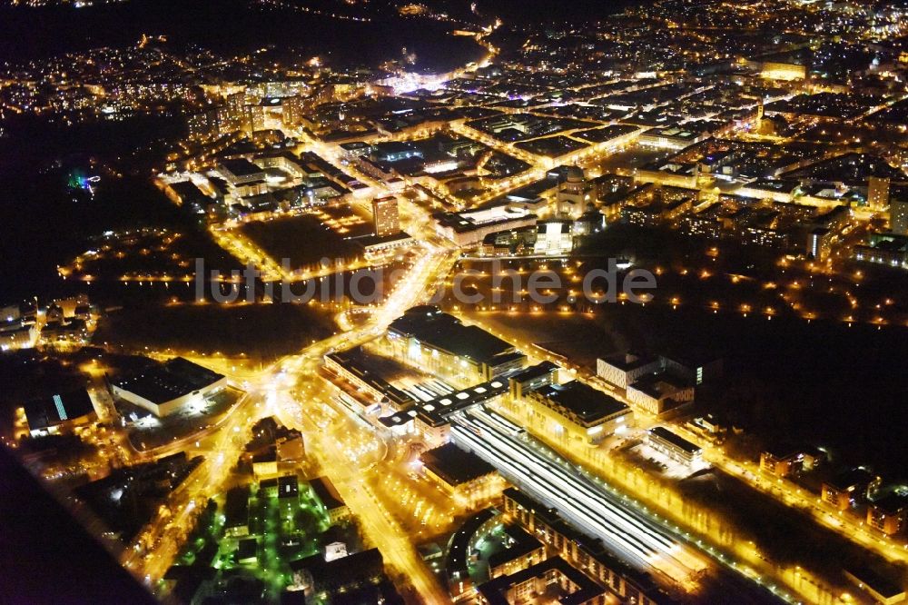 Potsdam bei Nacht aus der Vogelperspektive: Nachtlauftbild vom Hauptbahnhof in Potsdam im Bundesland Brandenburg