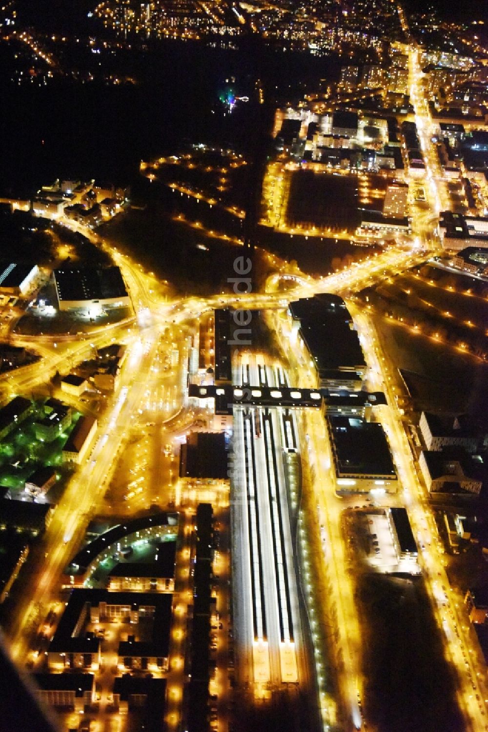 Nacht-Luftaufnahme Potsdam - Nachtlauftbild vom Hauptbahnhof in Potsdam im Bundesland Brandenburg