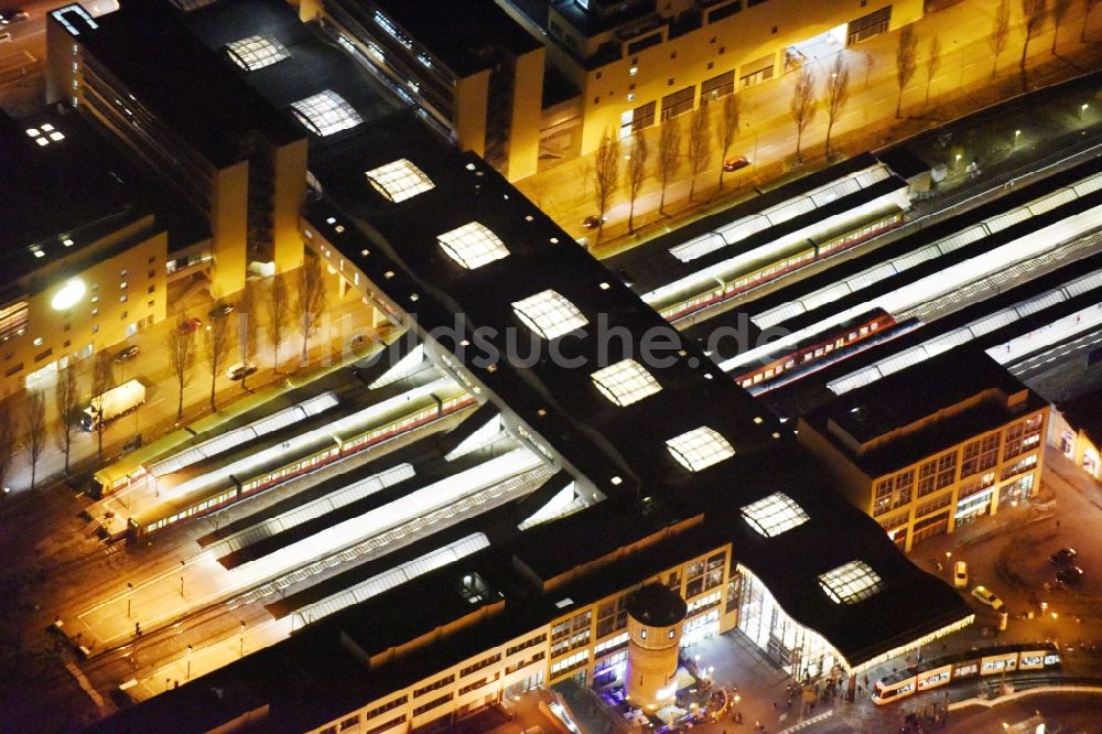 Potsdam bei Nacht von oben - Nachtlauftbild vom Hauptbahnhof in Potsdam im Bundesland Brandenburg