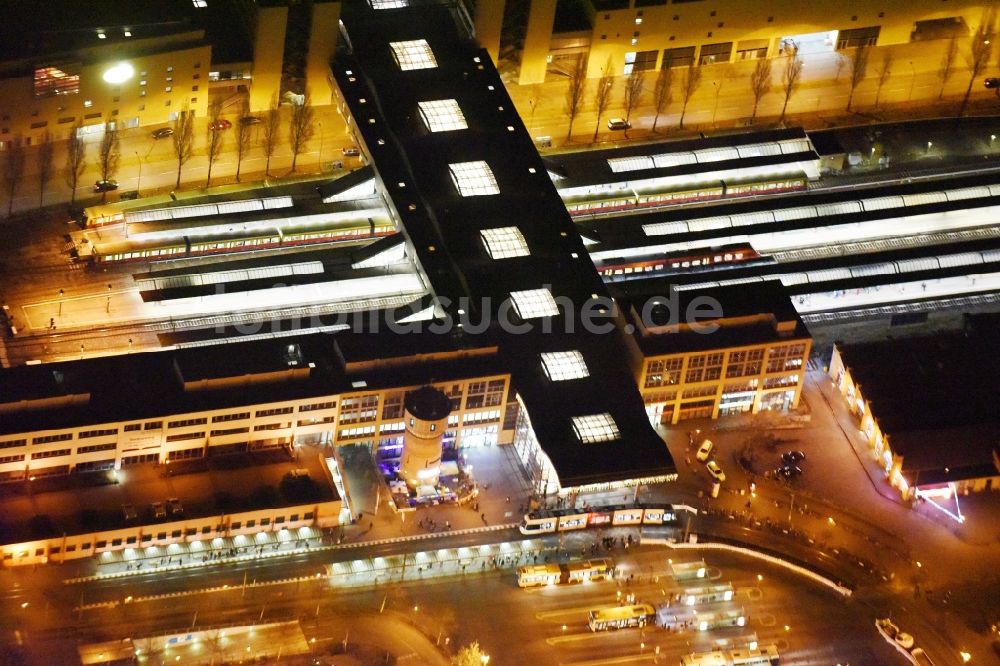 Potsdam bei Nacht aus der Vogelperspektive: Nachtlauftbild vom Hauptbahnhof in Potsdam im Bundesland Brandenburg