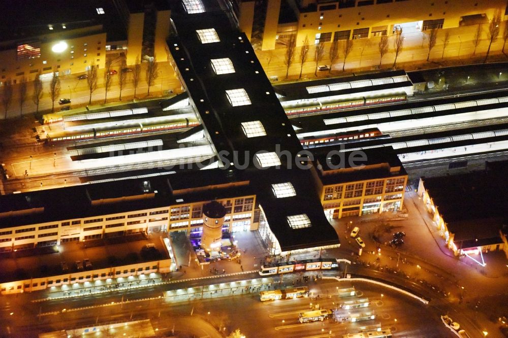 Nachtluftbild Potsdam - Nachtlauftbild vom Hauptbahnhof in Potsdam im Bundesland Brandenburg