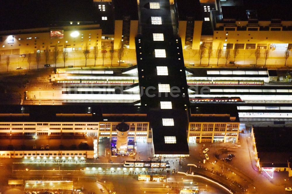 Nacht-Luftaufnahme Potsdam - Nachtlauftbild vom Hauptbahnhof in Potsdam im Bundesland Brandenburg