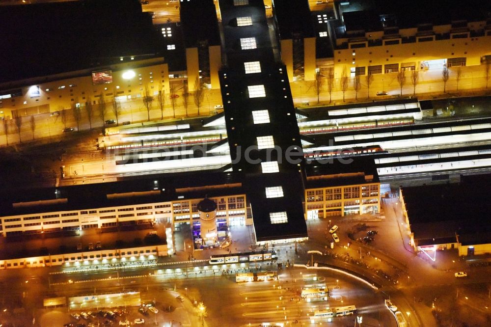 Potsdam bei Nacht von oben - Nachtlauftbild vom Hauptbahnhof in Potsdam im Bundesland Brandenburg