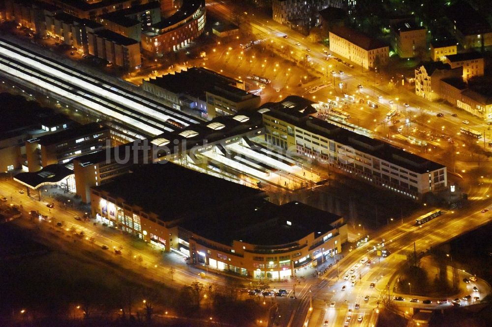 Potsdam bei Nacht aus der Vogelperspektive: Nachtlauftbild vom Hauptbahnhof in Potsdam im Bundesland Brandenburg