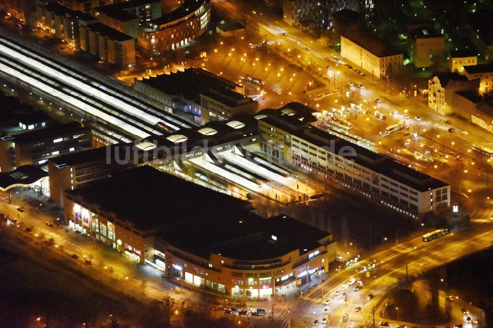 Nacht-Luftaufnahme Potsdam - Nachtlauftbild vom Hauptbahnhof in Potsdam im Bundesland Brandenburg