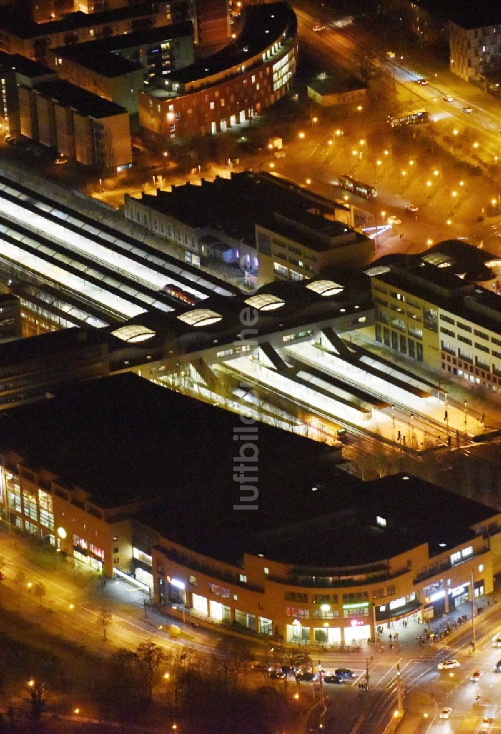 Potsdam bei Nacht von oben - Nachtlauftbild vom Hauptbahnhof in Potsdam im Bundesland Brandenburg