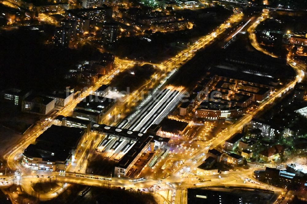 Potsdam bei Nacht von oben - Nachtlauftbild vom Hauptbahnhof in Potsdam im Bundesland Brandenburg