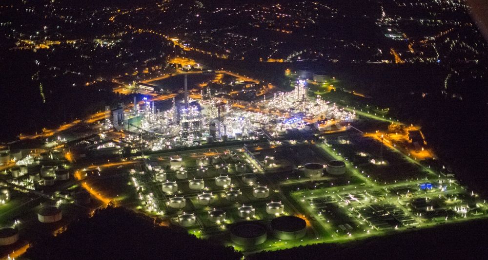 Nacht-Luftaufnahme Gelsenkirchen - Nachtlufitbid der ARAL Raffinerie in Gelsenkirchen im Bundesland Nordrhein-Westfalen