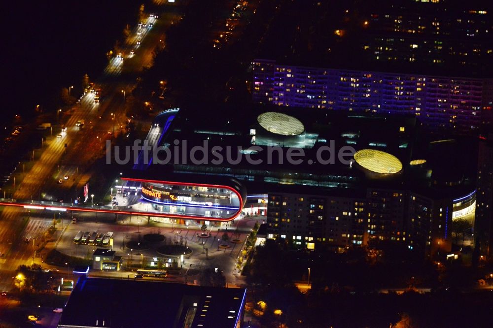 Berlin bei Nacht aus der Vogelperspektive: Nachtluftaufnahme des Eastgate Einkaufscenter in Berlin