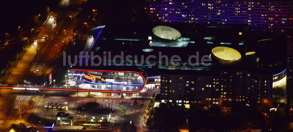 Nachtluftbild Berlin - Nachtluftaufnahme des Eastgate Einkaufscenter in Berlin