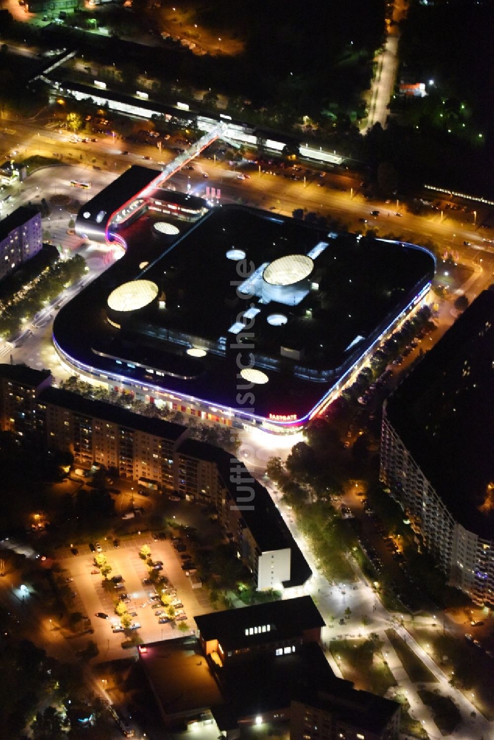 Berlin bei Nacht aus der Vogelperspektive: Nachtluftaufnahme des Eastgate Einkaufscenter im Stadtteil Marzahn in Berlin