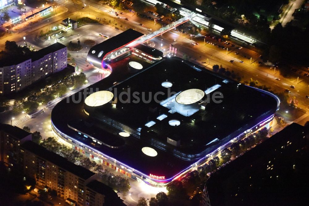 Nacht-Luftaufnahme Berlin - Nachtluftaufnahme des Eastgate Einkaufscenter im Stadtteil Marzahn in Berlin