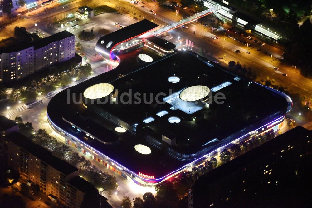 Berlin bei Nacht von oben - Nachtluftaufnahme des Eastgate Einkaufscenter im Stadtteil Marzahn in Berlin