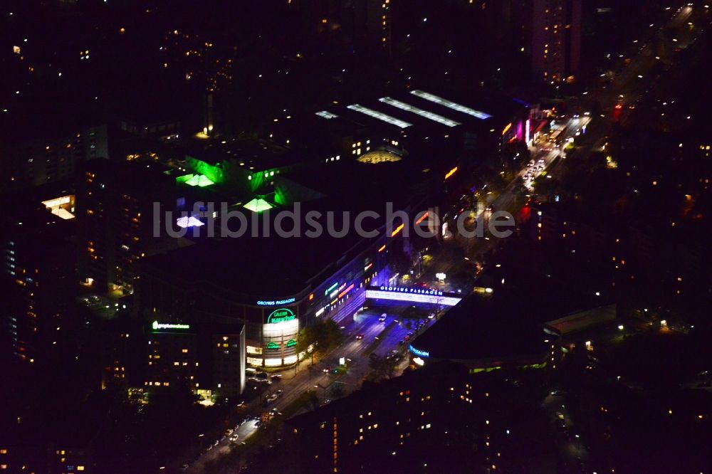 Berlin Neukölln bei Nacht von oben - Nachtluftaufnahme vom Einkaufszentrum Gropius Passagen in Berlin