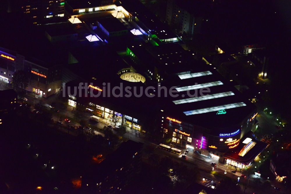 Berlin Neukölln bei Nacht aus der Vogelperspektive: Nachtluftaufnahme vom Einkaufszentrum Gropius Passagen in Berlin